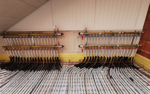 Installierter Industrieflächenverteiler auf Baustelle mit angeschlossenen Rohren