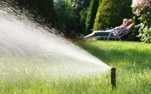 Pause auf Schiefertafel, Mann schläft im Garten