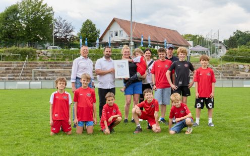 Übergabe Gewinn an Fußballverein