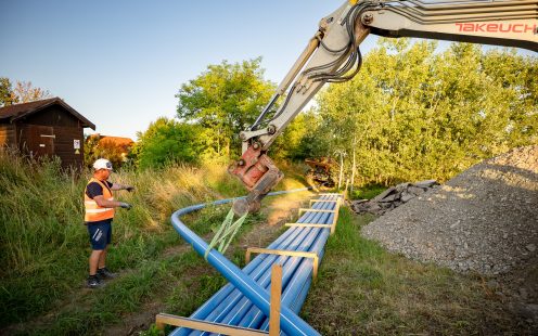 Verlegung Trinkwasserrohre mit Bagger in Pitten