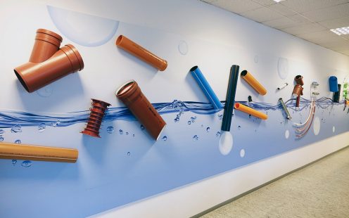 Wand mit Produktbeispielen im Schulungszentrum von Pipelife Austria