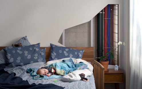 Master 3 Plus in Wand hinter schlafendem Kind