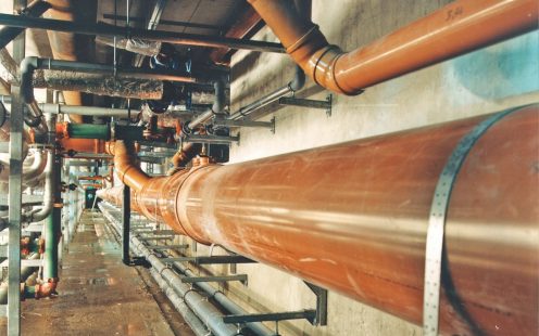 PVC Hauskanal Rohre frei verlegt