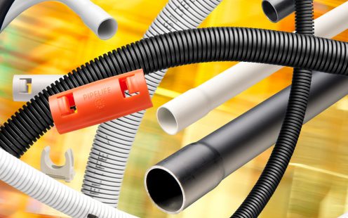 Collage mit Elektroinstallationsrohren, Muffen und Klemmschellen vor buntem Hintergrund