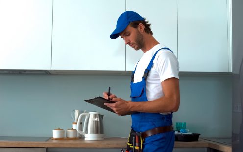 Installateur beim Arbeiten