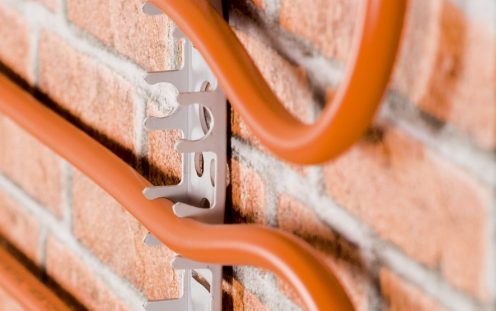 Wandheizung installiert mit Schienensystem