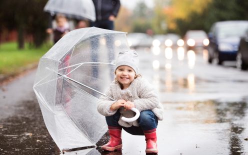 Mädchen mit Regenschirm - Regenwassermangement