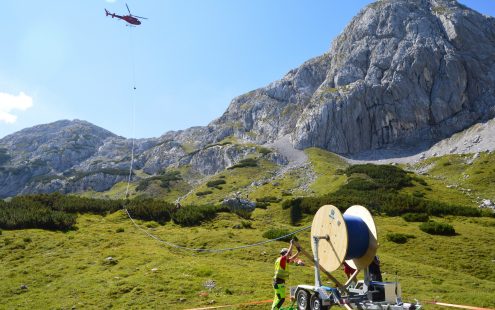 Verlegung von Trinkwasserrohren mit Hubschrauber