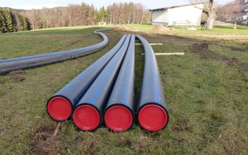 PE Druckrohre liegend in Wiese