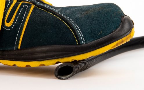 Schuh steht auf Rohr, welches sich selbst zurückbildet