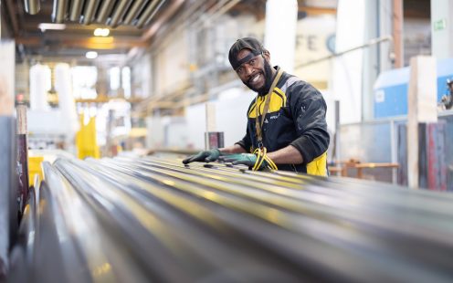 Mitarbeiter bei der Produktion von Rohren 