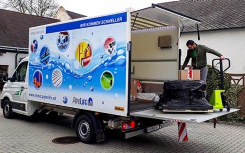 Pipelife Lieferwagen wird beim Kunden entladen.