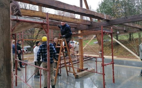 Bau des Stalles mit Freiwilligen VinziRast am Land