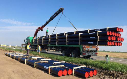 Abladen von Trinkwasserrohren von LKW