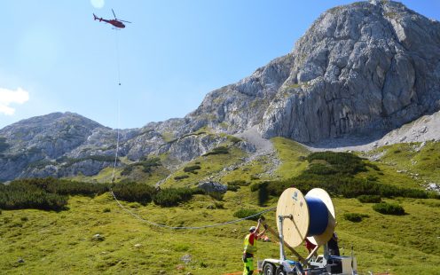 Verlegung von Trinkwasserrohren mit Hubschrauber