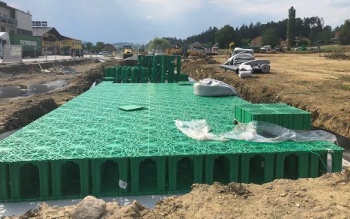 Verlegung von Versickerungsboxen in einer vorbereiteten Baugrube