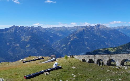 Transportierte Rohre für die Verlegung in Reisseck vor Bergpanorama