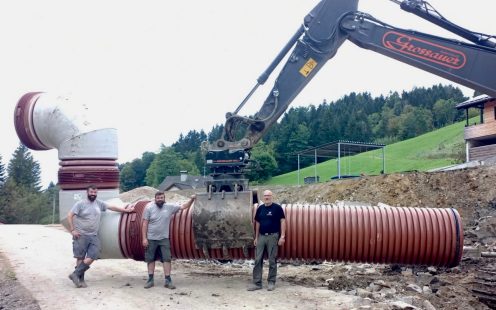 Kran hebt SL Grossrohr bei Verlegung SL Grossrohr in Laussa