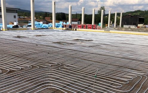 Verlegte Rohre für Betonkernaktivierung auf Baustelle