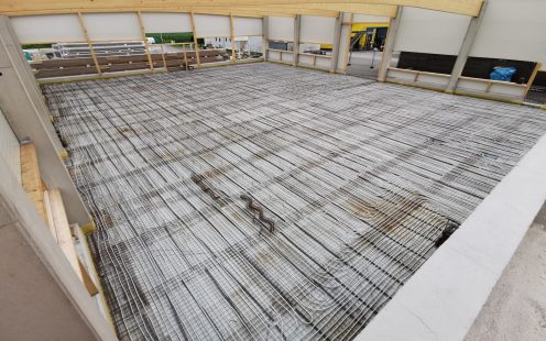 Verlegte Rohre für Betonkernaktiviert im Rohbau einer großen Halle