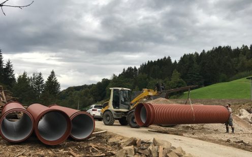 Kran hebt SL Grossrohr vor der Verlegung in Laussa