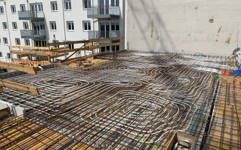 Rohre für Betonkernaktivierung auf Zwischendecke verlegt