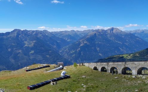 Transportierte Rohre für die Verlegung in Reisseck vor Bergpanorama