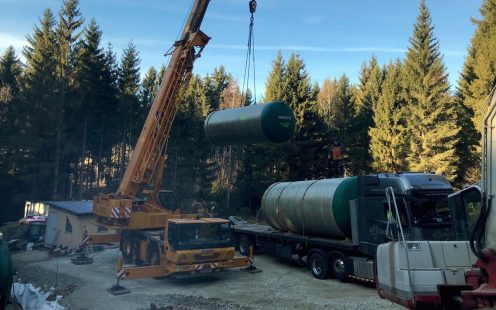 Trinkwasserbehälter werden in Miesenbach mit dem Kran abgeladen