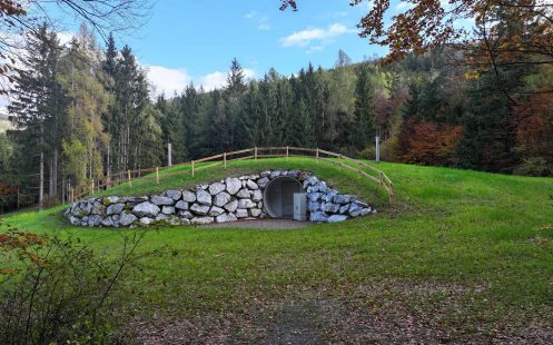 Wasserspeicher wurde nach Bauende mit Erde überschüttet und begrünt.