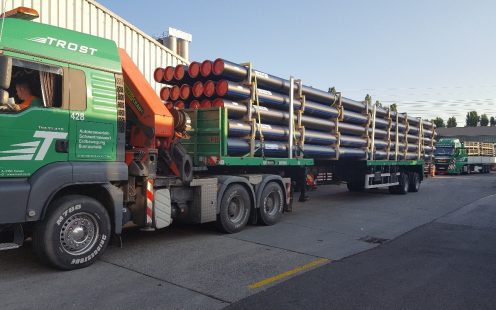 Trinkwasserrohre aufgeladen auf LKW